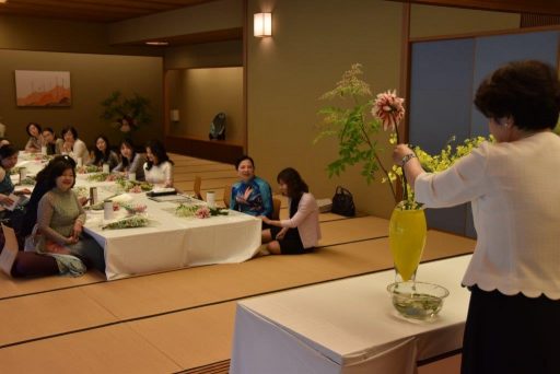 和風別館主和室において、生花を鑑賞するベトナム社会主義共和国国家主席夫人