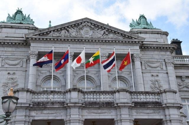 National flags of  Japan, Kingdom of Cambodia, Lao People's Democratic Republic, Republic of the Union of Myanmar, Kingdom of Thailand, Socialist Republic of Viet Nam on the terrace of State Guest House Akasaka Palace.
From the left side,the flags of Cambodia, Lao, Japan, Myanmar, Thailand and Viet Nam are hoisted.