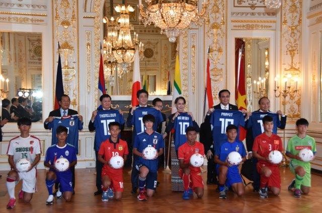 Photograph of the exchange between soccer players of Japan and the countries of the Mekong region.