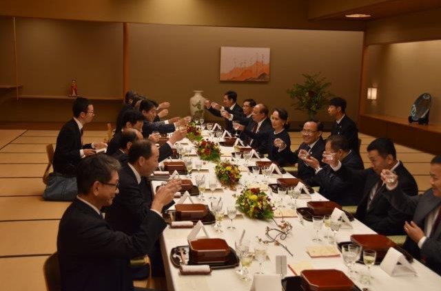 和風別館主和室において行われた、安倍総理主催夕食会の様子。乾杯する両国首脳。