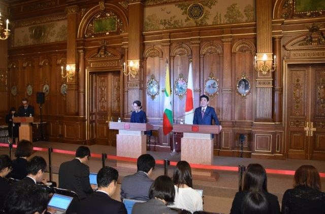 The Prime Minister Abe speaking at Joint Press Announcement in Kacho no Ma.