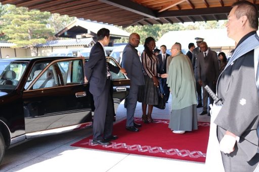 正面玄関前に下りられた大統領が、和装をした館長におでむかえされている写真