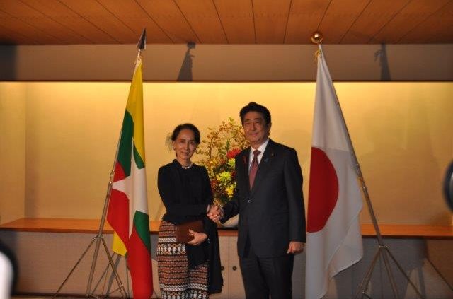 The Prime Minister Abe shaking hands with the H.E. Ms. Aung San Suu Kyi, State Counsellor of the Republic of the Union of Myanmar in Japanese Style Annex.