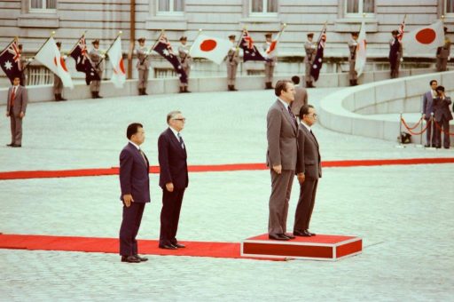 Prime Minister Fraser and Prime Minister Miki stand on a platform at the farewell ceremony in the front garden