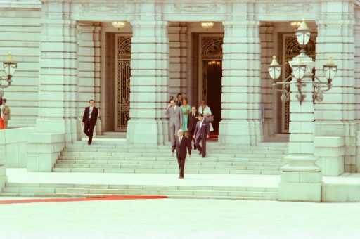 Prime Minister Chirac and Prime Minister Takeo Miki with their spouses go out of the entrance hall during the farewell ceremony in the front garden