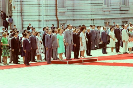 Prime Minister Chirac and Prime Minister Miki, with their spouses, listen to national anthems at the farewell ceremony in the front garden