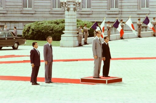 Prime Minister Chirac and Prime Minister Miki stand on the platform during the farewell ceremony in the front garden