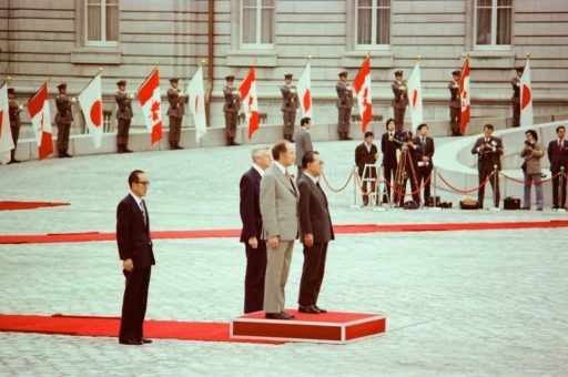 前庭において行われた歓送行事で、受礼台に起立しているトルドー首相と三木総理