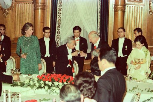 President and Mrs. Scheel host a dinner banquet in Kacho no Ma. President Scheel and Emperor Showa make a toast.