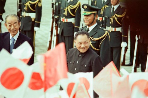 Vice-Premier Teng greets welcoming members at the welcome ceremony in the front garden