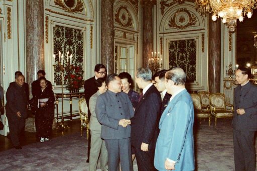 Vice-Premier of Teng and Prime Minister Takeo Fukuda shake hands at the farewell courtesy call in Asahi no Ma