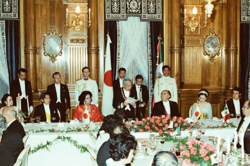 Emperor Showa delivers a speech at the dinner banquet hosted by President and Mrs. Portillo in Kacho no Ma