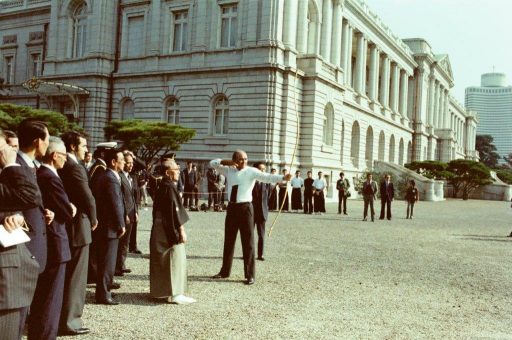 President Portillo experiences Japanese-style archery, Kyudo, during a martial arts presentation in the main garden