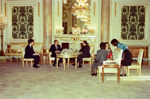 Prime Minister Gandhi and Prime Minister Nakasone speak in the latter's farewell courtesy call with their spouses in Asahi no Ma