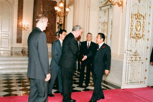 President Santer receives Prime Minister Ryutaro Hashimoto at the entrance hall