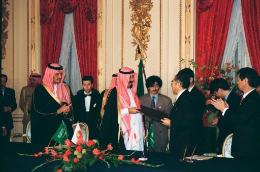 Crown Prince Abudullah and Prime Minister Obuchi exchange signed documents at the document exchange ceremony in Hagoromo no Ma