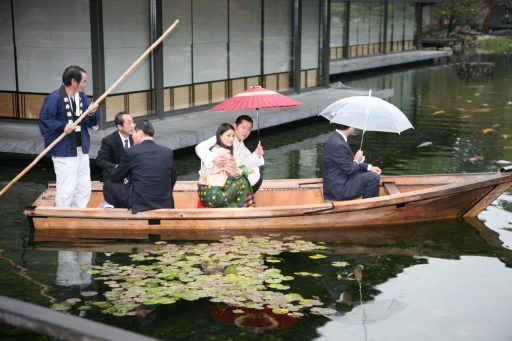 庭園の大池において、和舟を体験されるジグミ・ケサル国王陛下及び同王妃陛下