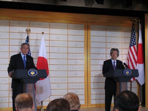 藤の間において、首脳会談終了後に行われた、日米首脳による共同記者会見の様子