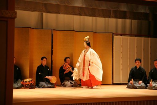 Noh theater performance appreciated by the President and his spouse with their delegation in Fuji no Ma.