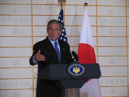 藤の間において行われた、日米首脳による共同記者会見で発言するブッシュ大統領