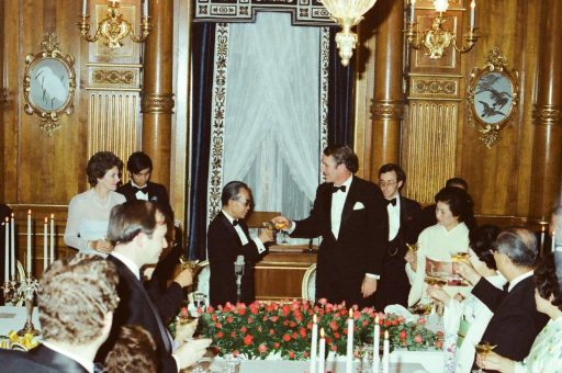 Prime Minister Fraser and Prime Minister Takeo Miki make a toast during the dinner banquet hosted by Mr. and Mrs. Fraser in Kacho no Ma