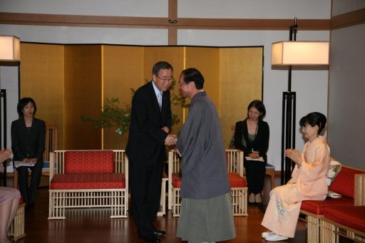 Mr. Ban Ki-Moon, Secretary-General of the United Nations shaking hands with the Mayor of the city of Kyoto at the welcome reception in Jyuraku no Ma.