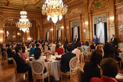 花鳥の間において行われた、安倍総理主催夕食会の様子。挨拶する安倍総理