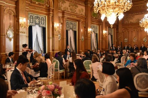 Ms. Mayuko Kamio plays the violin solo during Prime Minister Abe's dinner in Kacho no Ma.