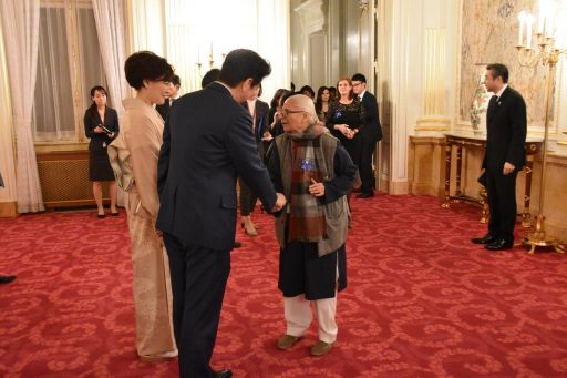 Prime Minister and Mrs. Shinzo Abe receive dinner guests at the small hall in front of Sairan no Ma.