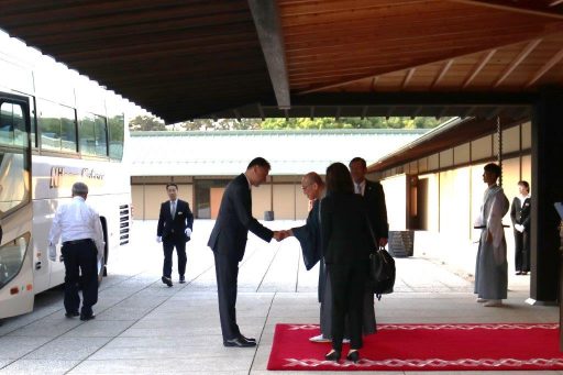 Speaker greeted by the Director of the State Guest House.