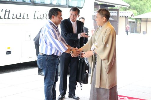 President greeted by the Vice Director of the State Guest House.