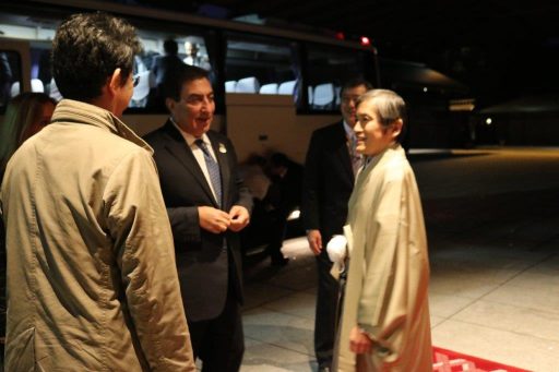 Speaker greeted by the Director of the State Guest House