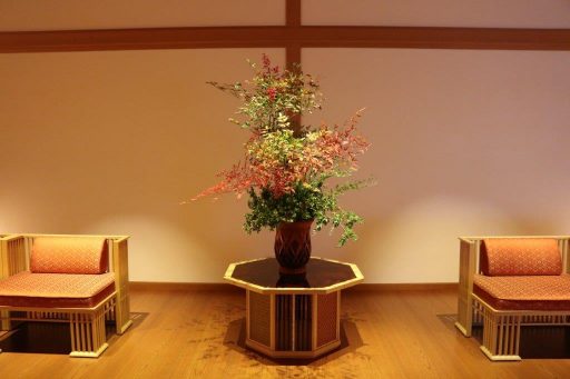 聚楽の間にて、菊など季節の花卉を取り入れた、いけばなの設え