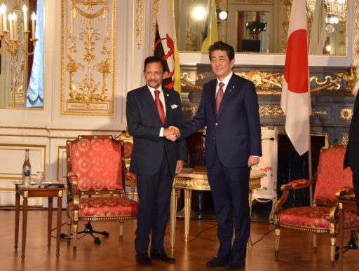 Prime Minister Abe meets with H.M. Sultan Haji Hassanal BOLKIAH, Sultan and Yang Di­Pertuan of Brunei Darussalam.