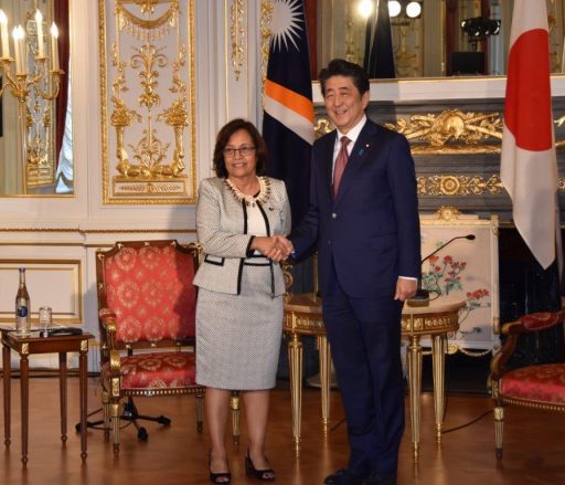 マーシャル諸島共和国ヒルダ・C・ハイネ大統領との会談前の様子。