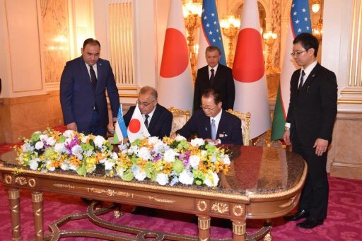 Chairman of the committee of the Legislative Chamber, Akmal Saidov and the vice president of the Japanese Parliamentary Friendship League with Uzbekistan, KAWAMURA Takeo sign documents during the Signed Document Exchange Ceremony at the small hall in front of Sairan no Ma.