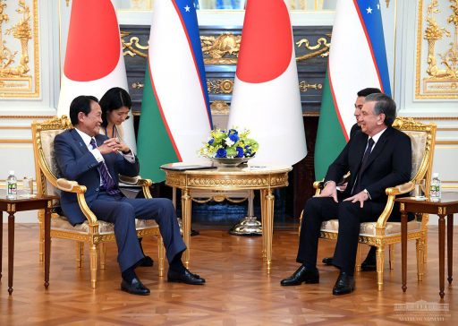 彩鸞の間において行われた、麻生副総理とミルジヨーエフ大統領の会談の様子。