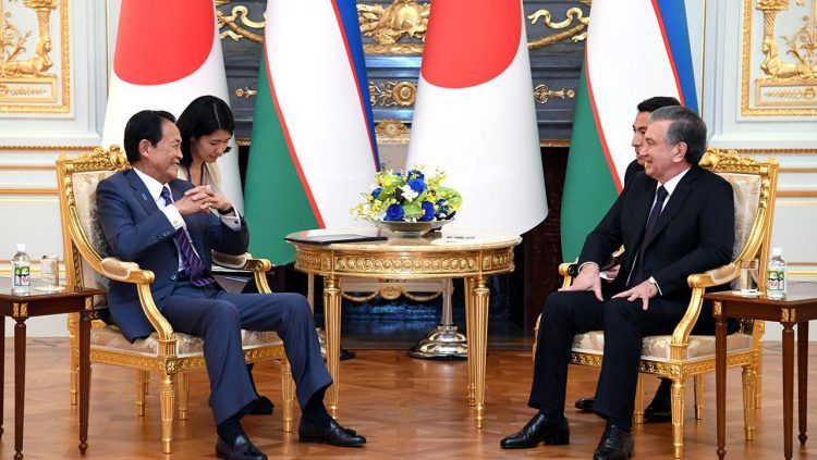 彩鸞の間において行われた、麻生副総理とミルジヨーエフ大統領の会談の様子。