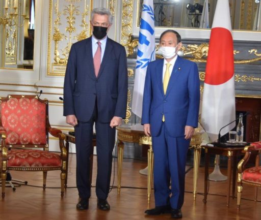 Commemorative photography of Prime Minister SUGA Yoshihide and Mr. Filippo Grandi, United Nations High Commissioner for Refugees before meeting in Sairan-no-ma.