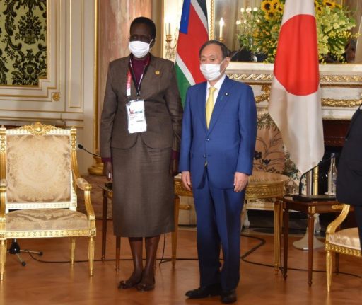 Commemorative photography of Prime Minister SUGA Yoshihide and H.E. Madam Rebecca Nyandeng de Mabior, Vice-President of the Republic of South Sudan before meeting in Asahi-no-ma.
