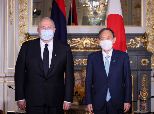 Commemorative photography of Prime Minister SUGA Yoshihide and H.E. Mr. Armen Sarkissian, President of the Republic of Armenia before meeting in Sairan-no-ma.