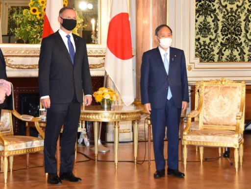 Commemorative photography of Prime Minister SUGA Yoshihide and H.E. Dr. Andrzej Duda, President of the Republic of Poland before meeting in Asahi-no-ma.