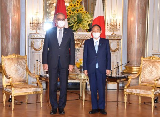 Commemorative photography of Prime Minister SUGA Yoshihide and H.E. Mr. Guy Parmelin, President of the Swiss Confederation, Head of the Federal Department of Economic Affairs, Education and Research before meeting in Asahi-no-ma.