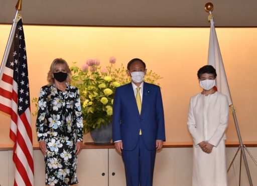 和風別館取り次ぎにおいて、菅内閣総理大臣夫妻とアメリカ合衆国ジル・バイデン米国大統領夫人が懇談前に記念撮影している様子