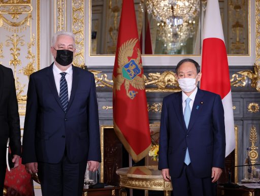 彩鸞の間において、菅内閣総理大臣とモンテネグロ ズドラブコ・クリボカピッチ首相が会談前に記念撮影している様子