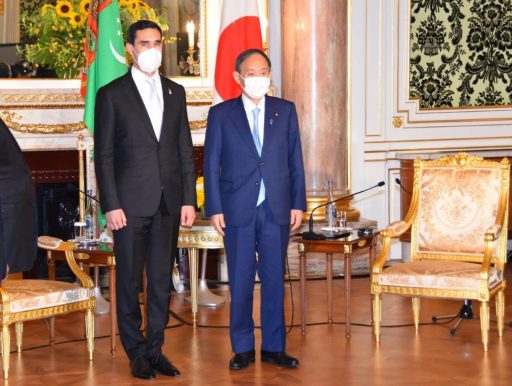 Commemorative photography of Prime Minister SUGA Yoshihide and H.E. Mr. Serdar Berdimuhamedov, Deputy Chairman of the Cabinet of Ministers of Turkmenistan before meeting in Asahi-no-ma.