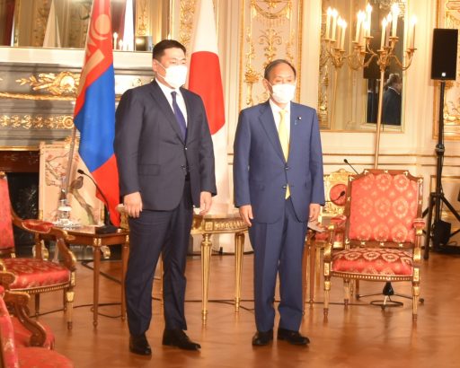 彩鸞の間において、菅内閣総理大臣とモンゴル国 ロヴサンナムスライ・オヨーンエルデネ首相が会談前に記念撮影している様子