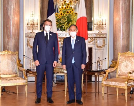 朝日の間において、菅内閣総理大臣とフランス共和国 エマニュエル・マクロン大統領が会談前に記念撮影している様子