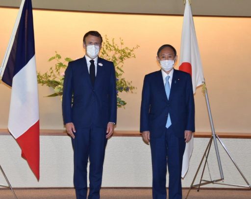 Commemorative photography of Prime Minister SUGA Yoshihide and H.E. Mr. Emmanuel Macron, President of the French Republic before the luncheon in Japanese Style Annex.