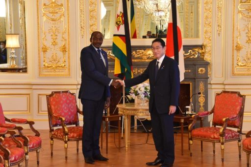 Prime Minister Kishida meets with Hon.Kembo C. D. Mohadi, Vice President of the Zimbabwe African National Union - Patriotic Front, Former Vice President of the Republic of Zimbabwe.